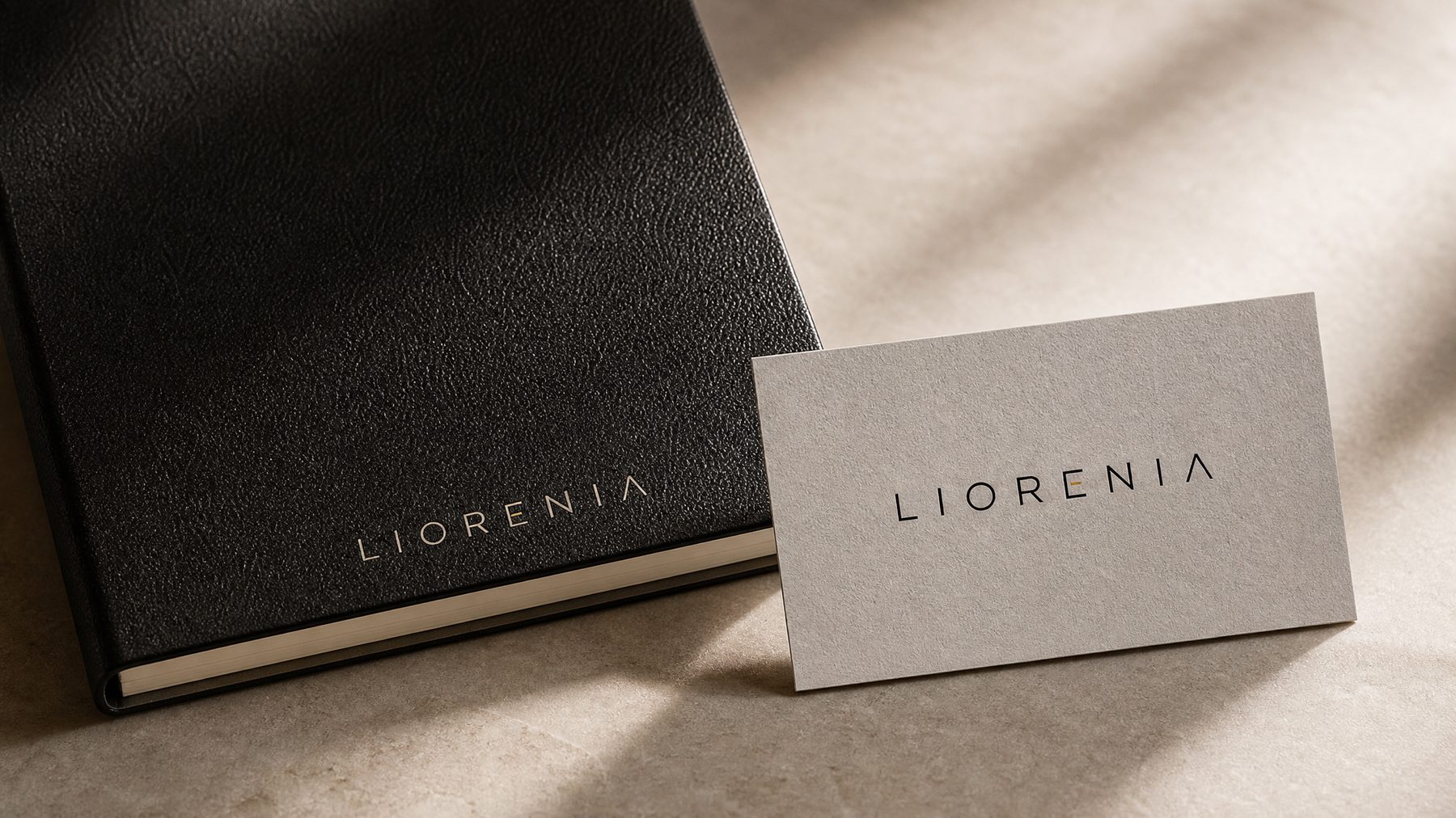 Libreta y tarjeta de visita con la marca LIORENIA
